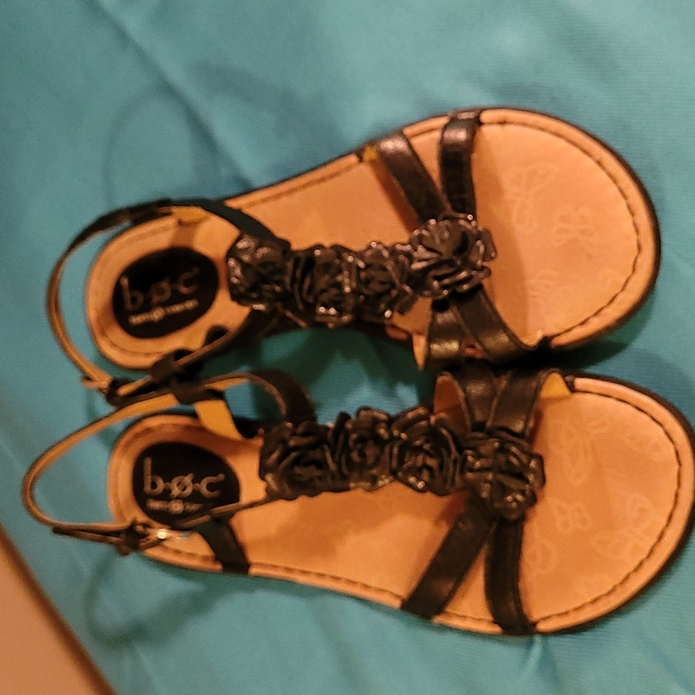 b.o.c. Women's Black Floral T-Strap Sandals